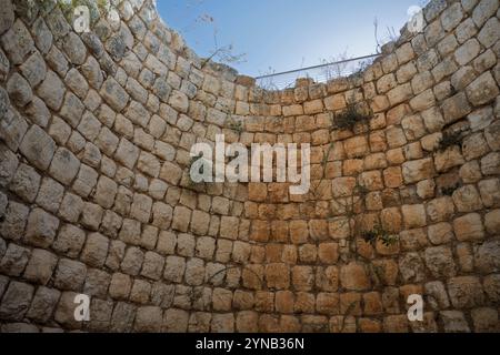 Kalksteinofen, der in der ersten Hälfte des 20. Jahrhunderts in einem Steinbruch bei Migdal Afek und Migdal Tzedek im Mirabel-Nationalpark bei Rosh verwendet wurde Stockfoto