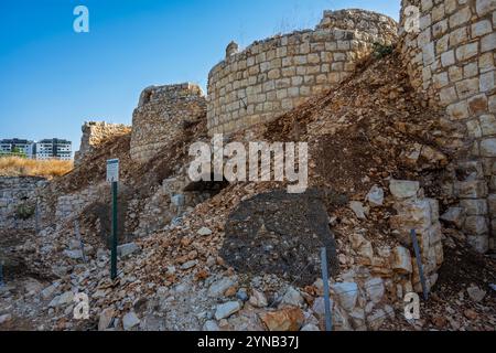 Kalksteinofen, der in der ersten Hälfte des 20. Jahrhunderts in einem Steinbruch bei Migdal Afek und Migdal Tzedek im Mirabel-Nationalpark bei Rosh verwendet wurde Stockfoto