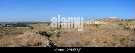 Kalksteinbruch, der in der ersten Hälfte des 20. Jahrhunderts in einem Steinbruch bei Migdal Afek und Migdal Tzedek im Mirabel-Nationalpark bei Ros genutzt wurde Stockfoto