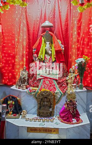 Eine kunstvolle Statue der hinduistischen Gottheit Ganesh im Satya Narayan Mandir in Elmhurst, Queens, New York. Stockfoto