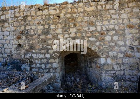 Kalksteinofen, der in der ersten Hälfte des 20. Jahrhunderts in einem Steinbruch bei Migdal Afek und Migdal Tzedek im Mirabel-Nationalpark bei Rosh verwendet wurde Stockfoto