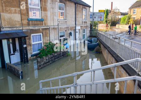 Chippenham, Wiltshire, Großbritannien, 25. November 2024. Im Bild sind überflutete Häuser in Foghamshire im Stadtzentrum von Chipenham zu sehen, große Teile der Stadt wurden überflutet, nachdem der Fluss Avon seine Ufer geplatzt hatte. Quelle: Lynchpics/Alamy Live News Stockfoto