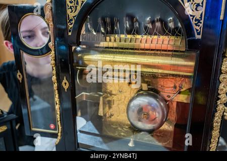 London, Großbritannien. November 2024. Eine Uhr aus dem 18. Jahrhundert mit 12 Melodien von James Upjohn, Est. £7.000-12.000, aus dem Fine Cloclks Sale - Vorschau der Winter Classics-Saison bei Bonhams in London. Dies umfasst acht Verkäufe (einschließlich Dekoative Kunst, Keramik, Uhren und Antiquitäten) zwischen jetzt und dem 9. Dezember. Guy Bell/Alamy Live News Stockfoto