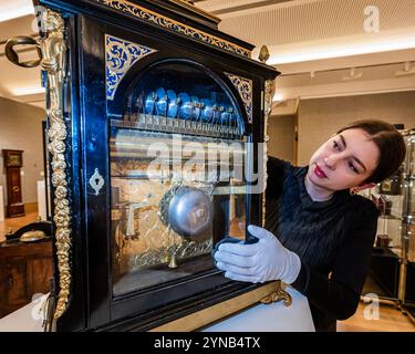 London, Großbritannien. November 2024. Eine Uhr aus dem 18. Jahrhundert mit 12 Melodien von James Upjohn, Est. £7.000-12.000, aus dem Fine Cloclks Sale - Vorschau der Winter Classics-Saison bei Bonhams in London. Dies umfasst acht Verkäufe (einschließlich Dekoative Kunst, Keramik, Uhren und Antiquitäten) zwischen jetzt und dem 9. Dezember. Guy Bell/Alamy Live News Stockfoto
