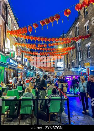 London, England, große Menschenmassen, Touristen, Besuch Chinatown Viertel bei Nacht, draußen, Straßenbeleuchtung Stockfoto