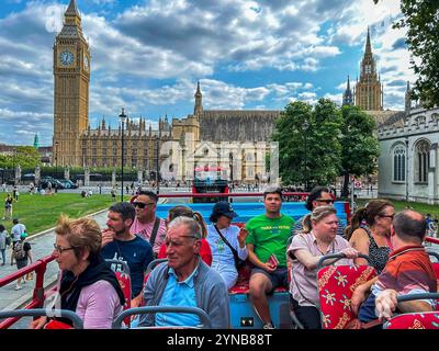 London, England, Gruppen, Touristen, Besichtigungen im Doppeldeckerbus, mit Houses of Parlement hinten, Southbank Stockfoto