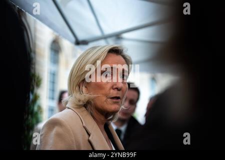 FRANKREICH-POLITIK-REGIERUNG-OPPOSITION-Premierminister Rassemblement nationaler Führer Marine Le Pen im Hotel de Matignon zu einem Treffen mit Premierminister Michel Barnier. Am 25. November 2024 In Paris. PARIS ILE-DE-FRANCE FRANKREICH URHEBERRECHT: XANDREAXSAVORANIXNERIX FRANCE-POLITICS-GOVERNMENT-OPPOS ASAVORANINERI-19 Stockfoto