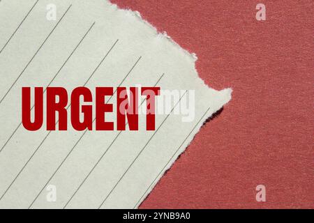 Dringende Nachricht auf gerissenem, liniertem Papier mit rotem Hintergrund. Konzeptionelles dringendes Wortsymbol. Kopierbereich. Stockfoto
