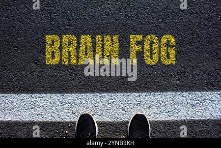 Hirnnebelbotschaft auf Asphaltstraße geschrieben. Konzeptionelles Hirnnebelsymbol. Kopierbereich. Stockfoto