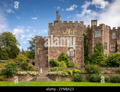 Großbritannien, England, Gloucestershire, Vale of Berkeley, Berkeley, Schloss, Besucher im Garten Stockfoto