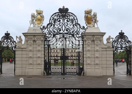 WIEN, ÖSTERREICH - 16. MAI 2019: Dies ist das Tor des Oberen Belvedere, der ehemaligen Schlossresidenz des Prinzen Eugen von Savoyen. Stockfoto
