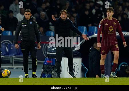 Neapel, Italien. November 2024. Antonio Conte Head Coach des SSC Neapel während des Spiels der Serie A zwischen dem SSC Neapel und AS Roma im Stadio Diego Armando Maradona Neapel Italien am 24. November 2024. Franco Romano/Alamy Live News Stockfoto