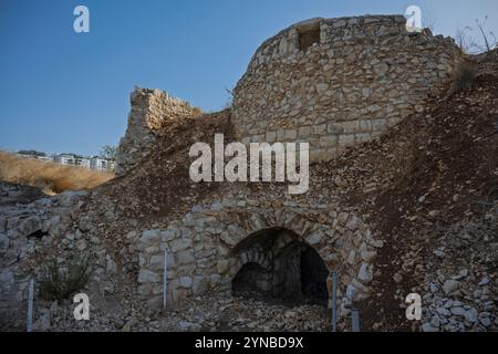 Kalksteinofen, der in der ersten Hälfte des 20. Jahrhunderts in einem Steinbruch bei Migdal Afek und Migdal Tzedek im Mirabel-Nationalpark bei Rosh verwendet wurde Stockfoto