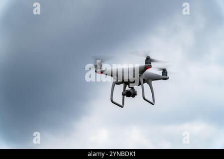 DJI Phantom 4K Kamera Drohne im Flug Stockfoto