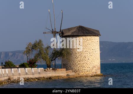 Alte Windmühle in Perama, Lesbos, Griechenland. Lesbos oder Lesbos ist eine griechische Insel in der nordöstlichen Ägäis Stockfoto