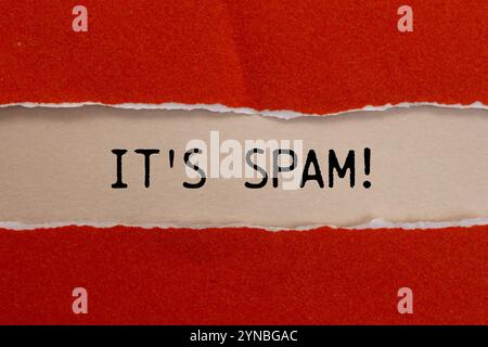 Es ist eine Spam-Nachricht auf zerrissenem rotem Papier mit beigem Hintergrund. Konzeptionell ist das Spam-Symbol. Kopierbereich. Stockfoto
