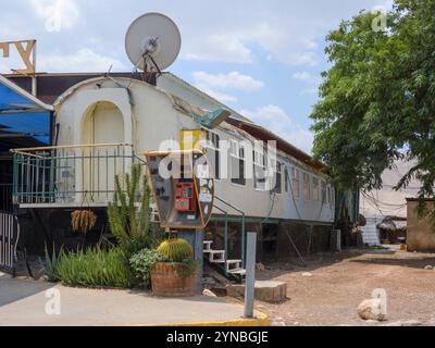 Funktionierendes öffentliches Telefon, vielleicht der letzte Rest, der an einem abgelegenen Ort in Israel fotografiert wurde Stockfoto