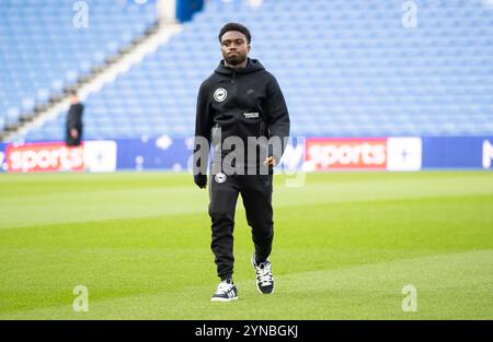 Brighton and Hove Albion / Wolverhampton Wanderers - Carabao Cup Dritte Runde im American Express Community Stadium, Brighton - Mittwoch, 18. September 2024 - Tariq Lamptey aus Brighton trifft am Boden ein, bevor er nur für die redaktionelle Verwendung aufsteigt. Kein Merchandising. Für Football Images gelten Einschränkungen für FA und Premier League, inc. Keine Internet-/Mobilnutzung ohne FAPL-Lizenz. Weitere Informationen erhalten Sie bei Football Dataco Stockfoto