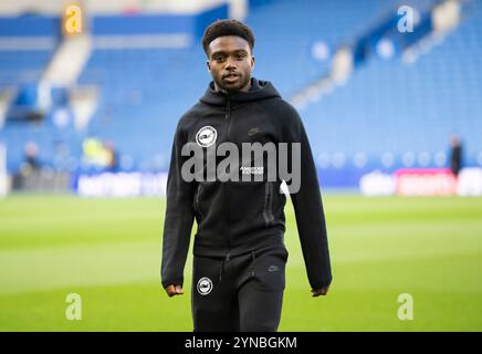 Brighton and Hove Albion / Wolverhampton Wanderers - Carabao Cup Dritte Runde im American Express Community Stadium, Brighton - Mittwoch, 18. September 2024 - Tariq Lamptey aus Brighton trifft am Boden ein, bevor er nur für die redaktionelle Verwendung aufsteigt. Kein Merchandising. Für Football Images gelten Einschränkungen für FA und Premier League, inc. Keine Internet-/Mobilnutzung ohne FAPL-Lizenz. Weitere Informationen erhalten Sie bei Football Dataco Stockfoto