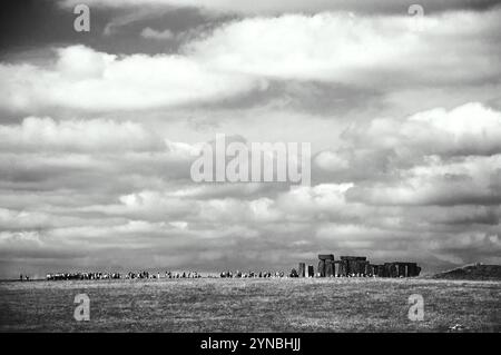 Stonehenge ein altes prähistorisches Denkmal in Wiltshire bei Salisbury, England, Großbritannien. Lange Besucherliste. Schwarzweißfoto. Stockfoto