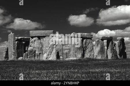 Stonehenge ein altes prähistorisches Denkmal in Wiltshire bei Salisbury, England, Großbritannien. Schwarzweißes historisches Foto. Stockfoto