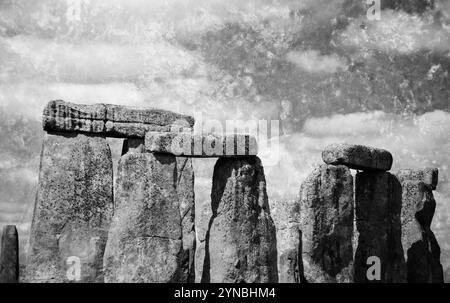 Stonehenge ein altes prähistorisches Denkmal in Wiltshire bei Salisbury, England, Großbritannien. Retro-Foto mit Kratzern. Schwarzweißes historisches Foto. Stockfoto