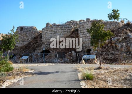 Kalksteinofen, der in der ersten Hälfte des 20. Jahrhunderts in einem Steinbruch bei Migdal Afek und Migdal Tzedek im Mirabel-Nationalpark bei Rosh verwendet wurde Stockfoto