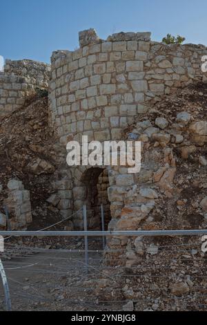 Kalksteinofen, der in der ersten Hälfte des 20. Jahrhunderts in einem Steinbruch bei Migdal Afek und Migdal Tzedek im Mirabel-Nationalpark bei Rosh verwendet wurde Stockfoto