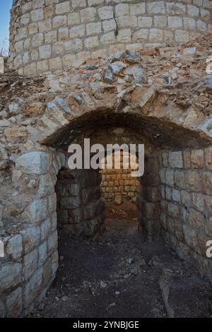 Kalksteinofen, der in der ersten Hälfte des 20. Jahrhunderts in einem Steinbruch bei Migdal Afek und Migdal Tzedek im Mirabel-Nationalpark bei Rosh verwendet wurde Stockfoto