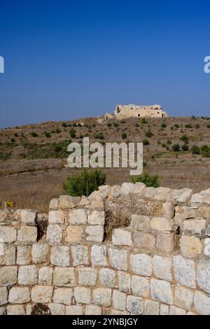 Kalksteinofen, der in der ersten Hälfte des 20. Jahrhunderts in einem Steinbruch bei Migdal Afek und Migdal Tzedek im Mirabel-Nationalpark bei Rosh verwendet wurde Stockfoto