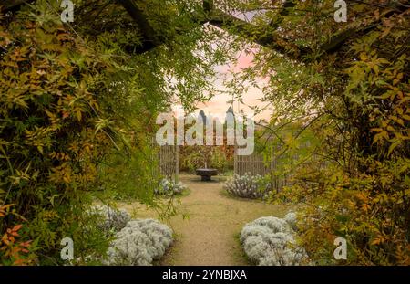 Mühlsteinbrunnen im Helmsley Walled Garden. North Yorkshire. UK. Stockfoto