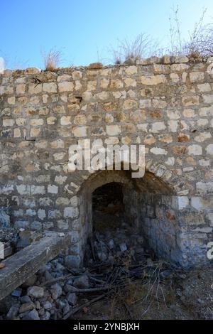 Kalksteinofen, der in der ersten Hälfte des 20. Jahrhunderts in einem Steinbruch bei Migdal Afek und Migdal Tzedek im Mirabel-Nationalpark bei Rosh verwendet wurde Stockfoto