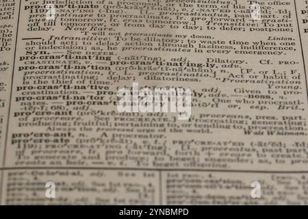 Ein Nahaufnahme-selektiver Fokus auf die Definition von Prokrastinat, Prokrastinat und Prokrastination im neuen internationalen Wörterbuch der EN von Webster Stockfoto
