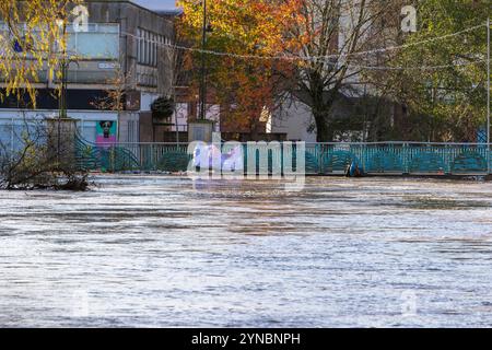 Chippenham, Wiltshire, Großbritannien, 25. November 2024. Die Stadtbrücke in Chippenham ist abgebildet, da der Wasserspiegel des Flusses Avon fast die Brücke im Zentrum von Chippenham durchbricht. Quelle: Lynchpics/Alamy Live News Stockfoto