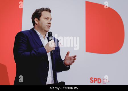 Berlin, Deutschland. November 2024. Lars Klingbeil, SPD-Vorsitzender, fotografierte während einer Pressekonferenz, um die Nominierung von Olaf Scholz als Kanzlerkandidat im Willy-Brandt-Haus in Berlin am 25. November 2024 bekannt zu geben. Quelle: dpa/Alamy Live News Stockfoto