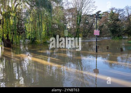 Chippenham, Wiltshire, Großbritannien, 25. November 2024. Der Fluss Avon überflutet seine Ufer im Monton Park, im Stadtzentrum von Chippenham. Quelle: Lynchpics/Alamy Live News Stockfoto