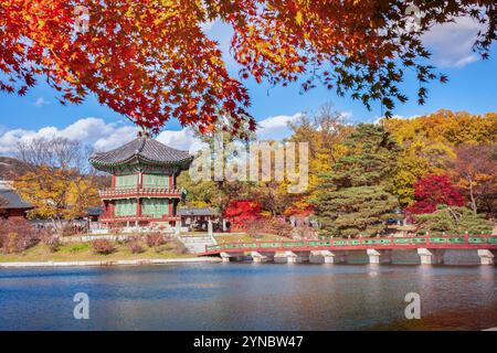 Gyeongbokgung Palast im Herbst mit Ahornblättern im Vordergrund, Südkorea. Stockfoto