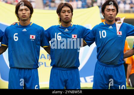 TIANJIN, CHINA – 7. AUGUST: Die japanischen Spieler Masato Morishige, Takuya Honda und Yohei Kajiyama (l-r) stehen vor dem Start eines Gruppenspiels gegen die Vereinigten Staaten beim Fußballturnier der Olympischen Spiele in Peking am 7. August 2008 im Tianjin Olympic Sports Center Stadium in Tianjin, China, an. Nur redaktionelle Verwendung. (Foto: Jonathan Paul Larsen / Diadem Images) Stockfoto