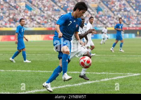 TIANJIN, CHINA - 7. AUGUST: Atsuto Uchida aus Japan bringt den Ball während eines Gruppenspiels gegen die Vereinigten Staaten beim Fußballturnier der Olympischen Spiele in Peking am 7. August 2008 im Tianjin Olympic Sports Center Stadium in Tianjin, China unter Kontrolle. Nur redaktionelle Verwendung. (Foto: Jonathan Paul Larsen / Diadem Images) Stockfoto