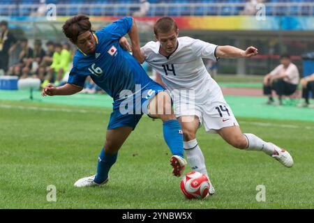 TIANJIN, CHINA - 7. AUGUST: Takuya Honda (l) verteidigt gegen Robbie Rogers (r) während eines Spiels beim Fußballturnier der Olympischen Spiele in Peking am 7. August 2008 im Tianjin Olympic Sports Center Stadium in Tianjin, China. Nur redaktionelle Verwendung. (Foto: Jonathan Paul Larsen / Diadem Images) Stockfoto