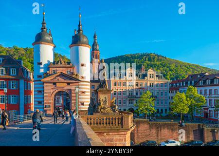 HEIDELBERG, BADEN-WUERTTEMBERG, DEUTSCHLAND - CA. MAI 2023: Die Alte Brücke von Heidelberg. Stockfoto