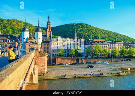 HEIDELBERG, BADEN-WUERTTEMBERG, DEUTSCHLAND - CA. MAI 2023: Die Alte Brücke von Heidelberg. Stockfoto