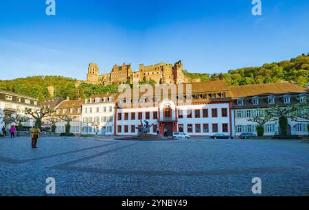 HEIDELBERG, BADEN-WUERTTEMBERG, DEUTSCHLAND - CA. MAI 2023: Der Karlsplatz der Heidelberger Stadt. Stockfoto