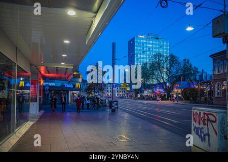 HEIDELBERG, BADEN-WUERTTEMBERG, DEUTSCHLAND - CA. MAI 2023: Der Adenauerplatz der Heidelberger Stadt. Stockfoto