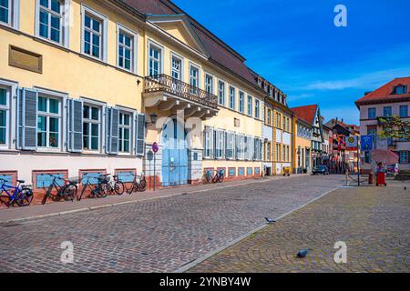 HEIDELBERG, BADEN-WUERTTEMBERG, DEUTSCHLAND - CA. MAI 2023: Die Steingasse der Heidelberger Stadt. Stockfoto