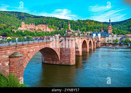 HEIDELBERG, BADEN-WUERTTEMBERG, DEUTSCHLAND - CA. MAI 2023: Die Alte Brücke von Heidelberg. Stockfoto
