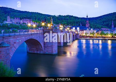 HEIDELBERG, BADEN-WUERTTEMBERG, DEUTSCHLAND - CA. MAI 2023: Die Alte Brücke von Heidelberg. Stockfoto