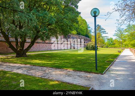 HEIDELBERG, BADEN-WUERTTEMBERG, DEUTSCHLAND - CA. MAI 2023: Der Schlosspark der Heidelberger Stadt. Stockfoto