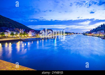 HEIDELBERG, BADEN-WUERTTEMBERG, DEUTSCHLAND - CA. MAI 2023: Das Flussbett der Heidelberger Stadt. Stockfoto