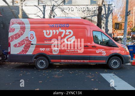 Ein Satmar-Fleischwagen mit jiddischer Schrift parkte auf der Ross Street in Williamsburg, Brooklyn, New York. Stockfoto